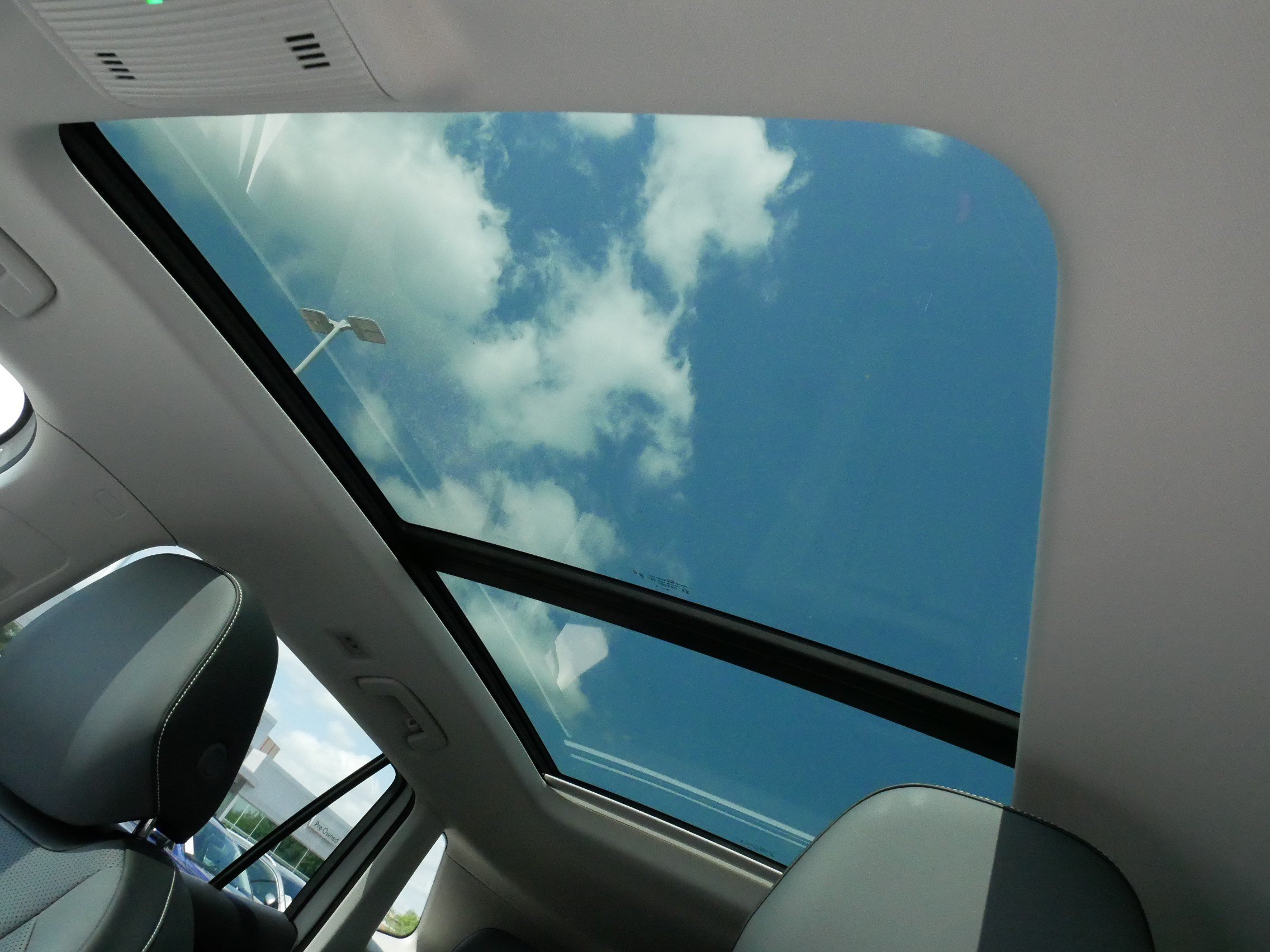 Certified 2025 Volkswagen Tiguan SE w/ Panoramic Sunroof Package AWD/4WD image 32