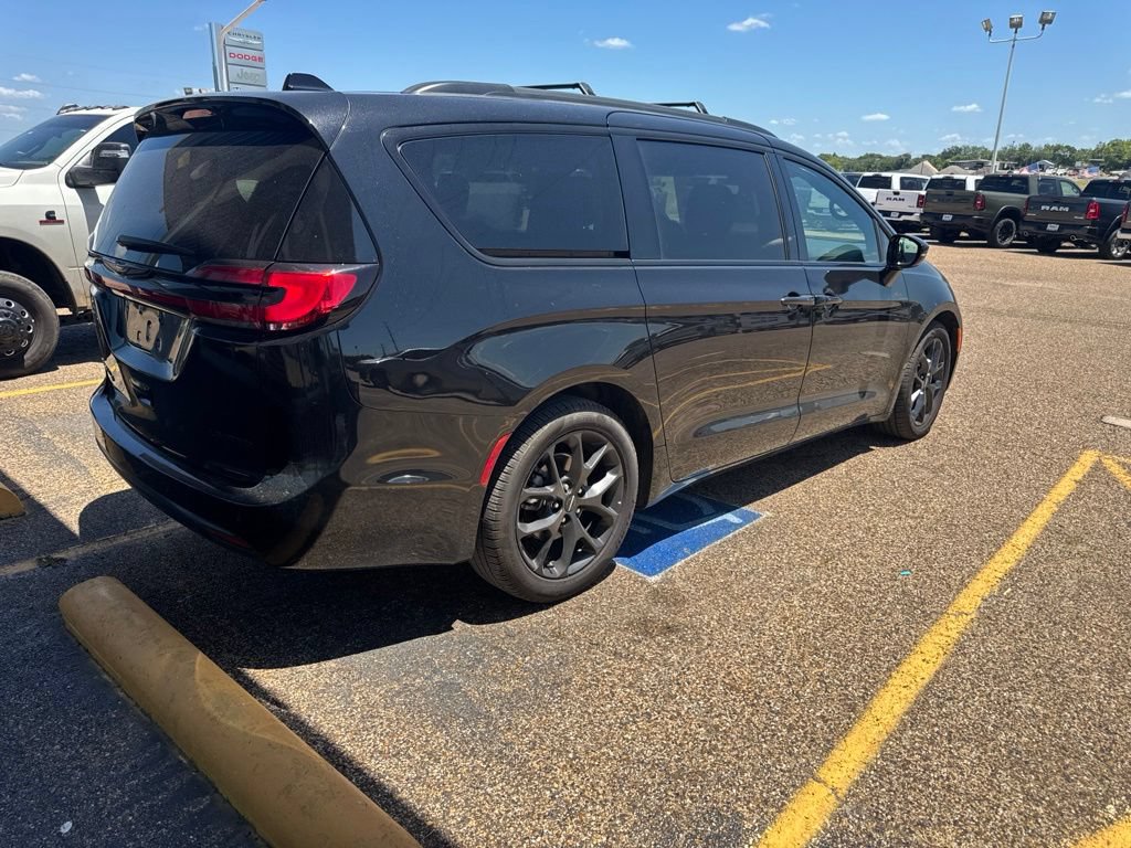 Used 2025 Chrysler Pacifica Limited FWD image 6