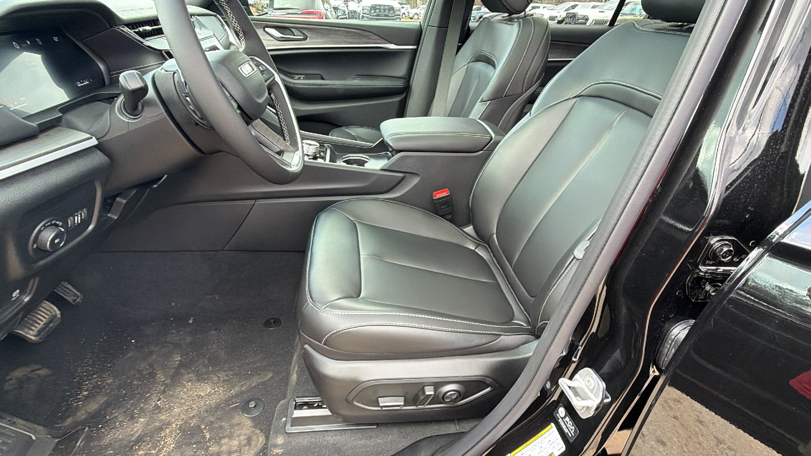 New 2026 Jeep Grand Cherokee L Limited w/ Limited Altitude Package AWD/4WD image 17