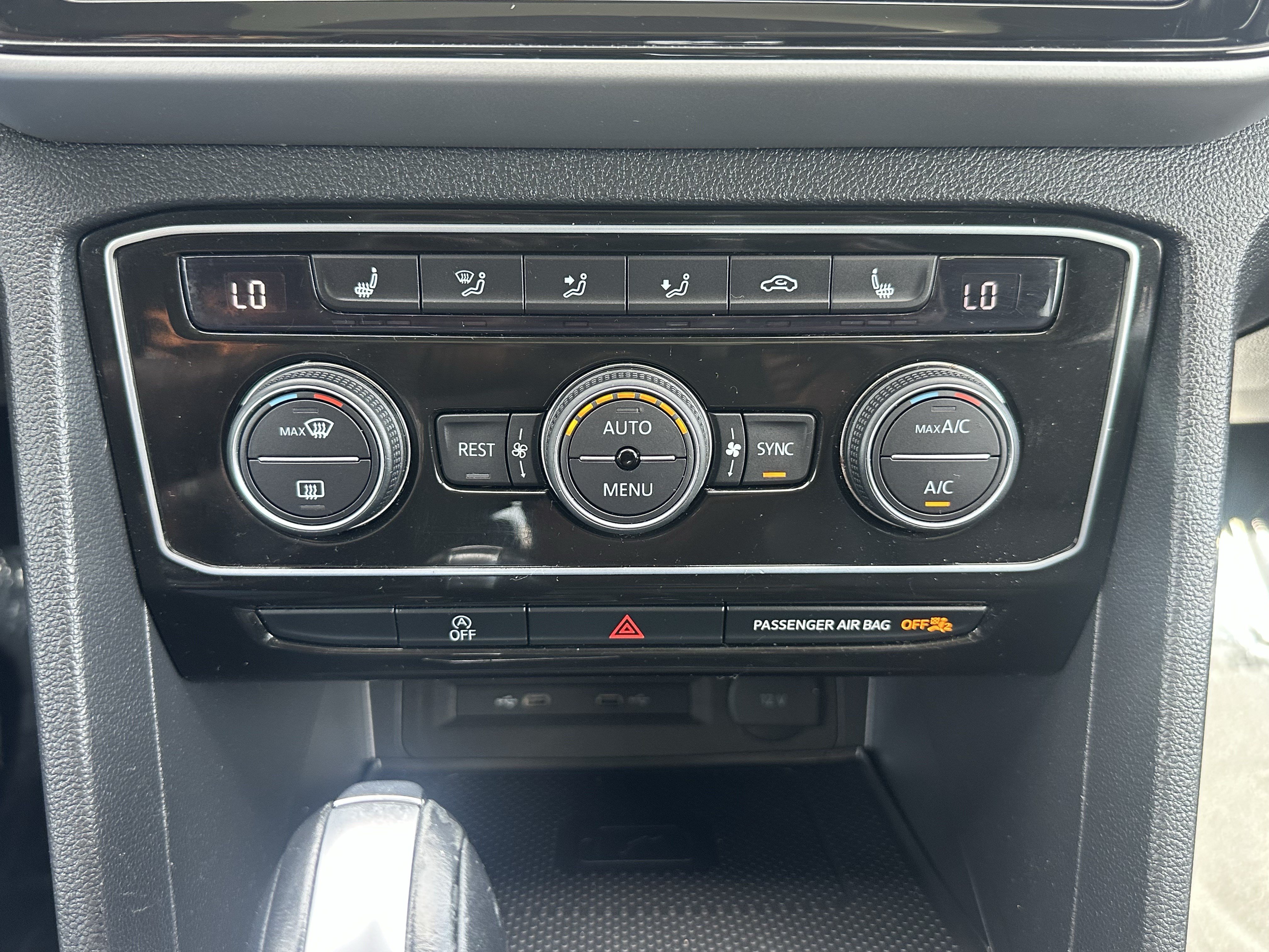 Used 2022 Volkswagen Atlas SEL R-Line AWD/4WD image 29