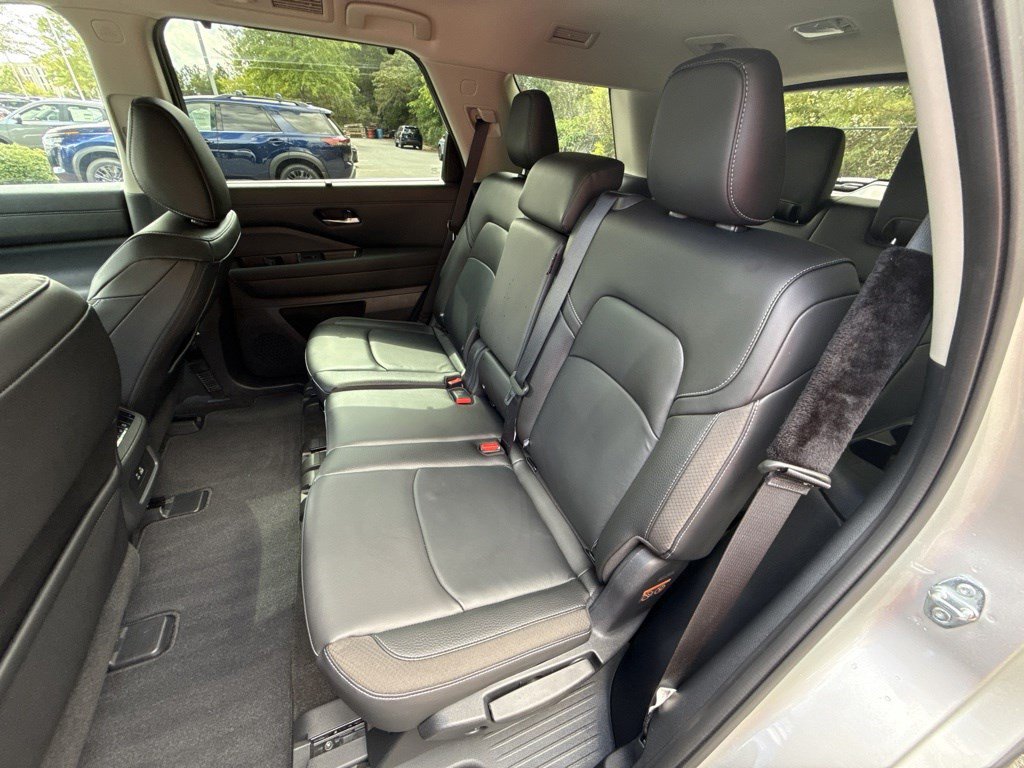 Used 2025 Nissan Pathfinder SL w/ Black Appearance Package FWD image 28