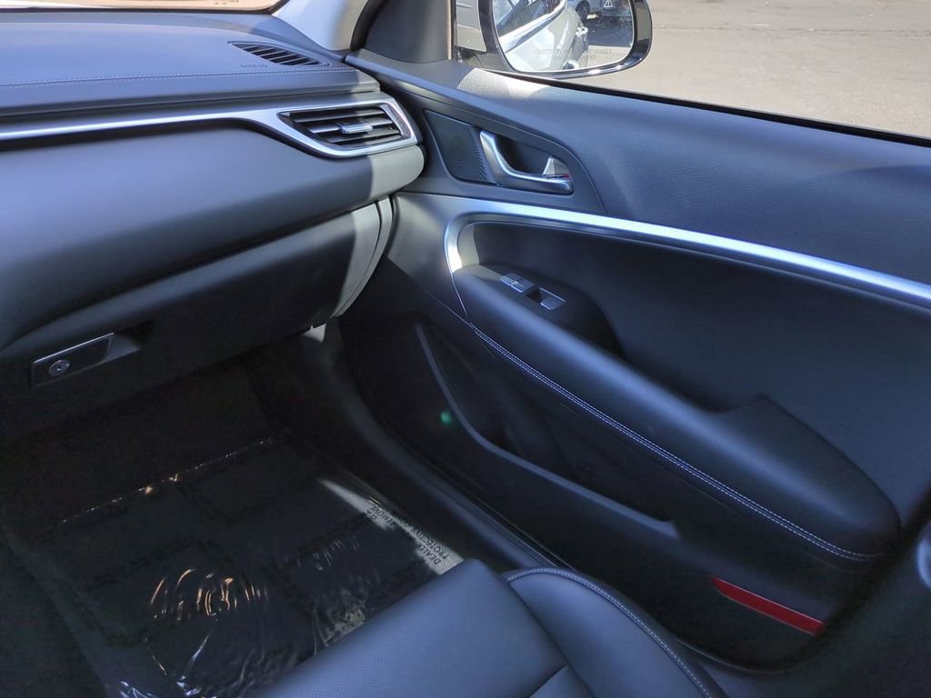 Used 2025 Genesis G70 2.5T image 15