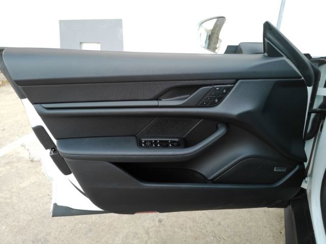 Used 2023 Porsche Taycan w/ Premium Package image 18