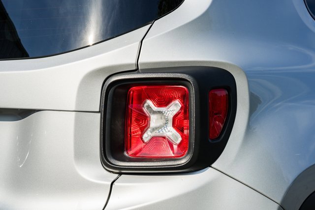 Used 2020 Jeep Renegade Latitude w/ UConnect 8.4 Nav Group image 14