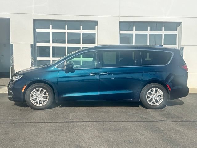 Used 2021 Chrysler Pacifica Touring-L w/ Premium & Safety Sphere Group FWD image 3