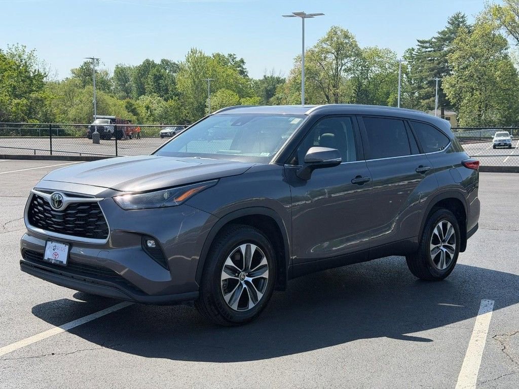 Used 2023 Toyota Highlander XLE AWD/4WD image 10