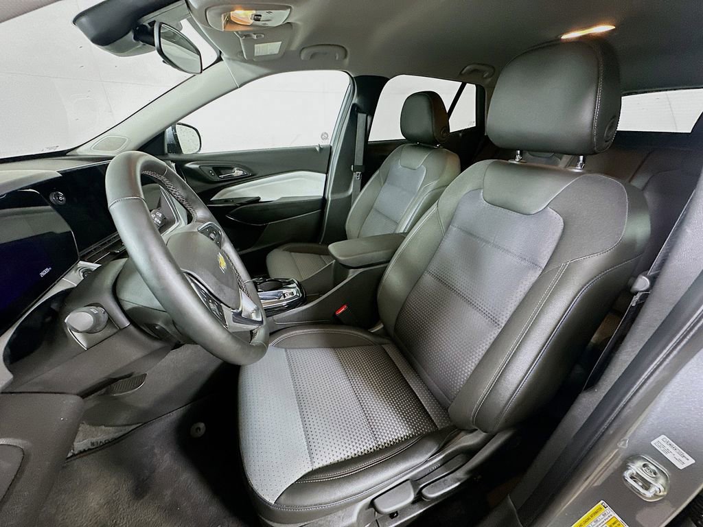 Used 2025 Chevrolet Trax LT w/ LT Convenience Package FWD image 15