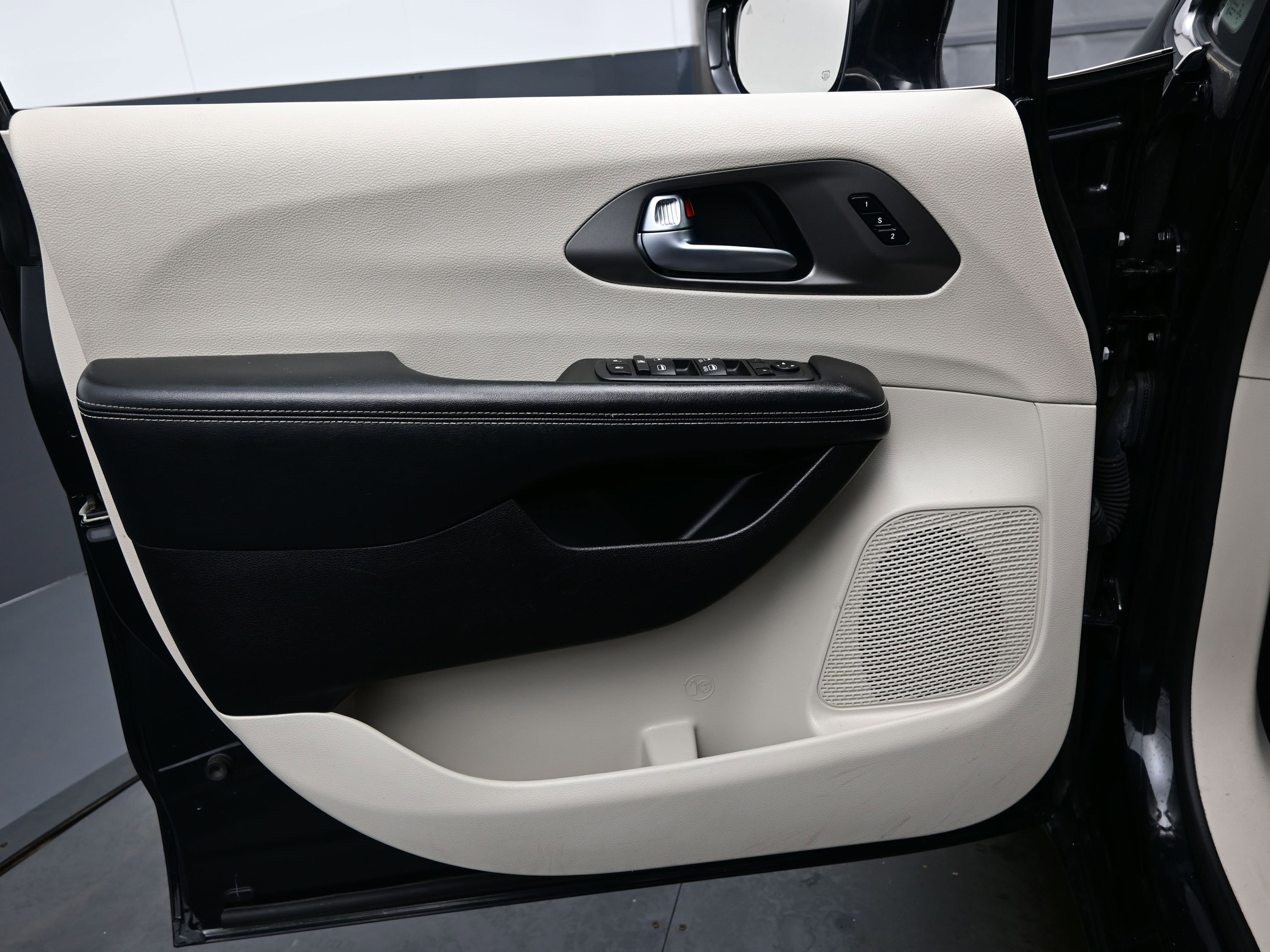 Used 2022 Chrysler Pacifica Touring-L image 9