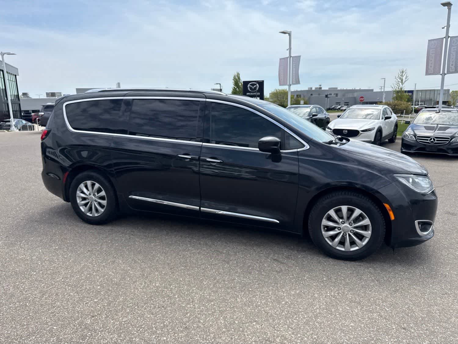 Used 2019 Chrysler Pacifica Touring-L FWD image 4