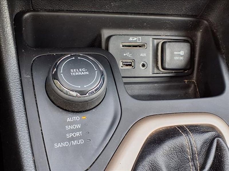 Used 2017 Jeep Cherokee Latitude w/ Safety/Convenience Group image 21