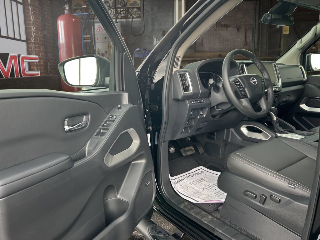 Used 2025 Nissan Frontier SV w/ SV Convenience Package RWD image 16