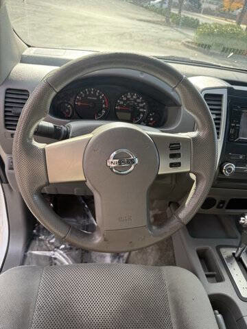 Used 2010 Nissan Frontier SE image 12