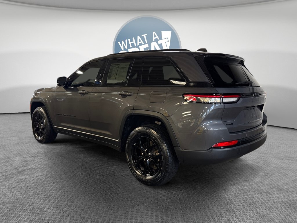 Used 2024 Jeep Grand Cherokee Laredo AWD/4WD image 6