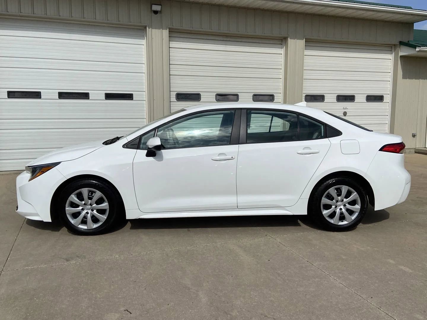 Used 2023 Toyota Corolla LE FWD image 4