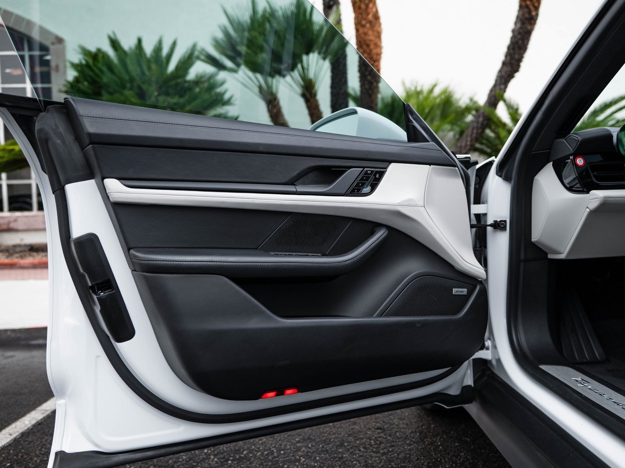 Used 2020 Porsche Taycan 4S image 21