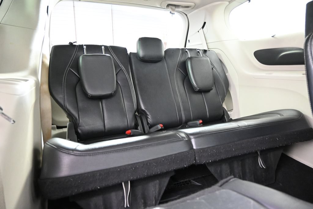 Used 2022 Chrysler Pacifica Touring-L FWD image 16