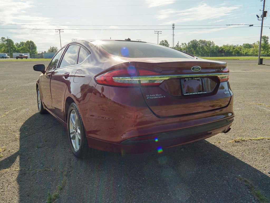 Used 2018 Ford Fusion SE w/ Fusion SE Technology Package FWD image 4