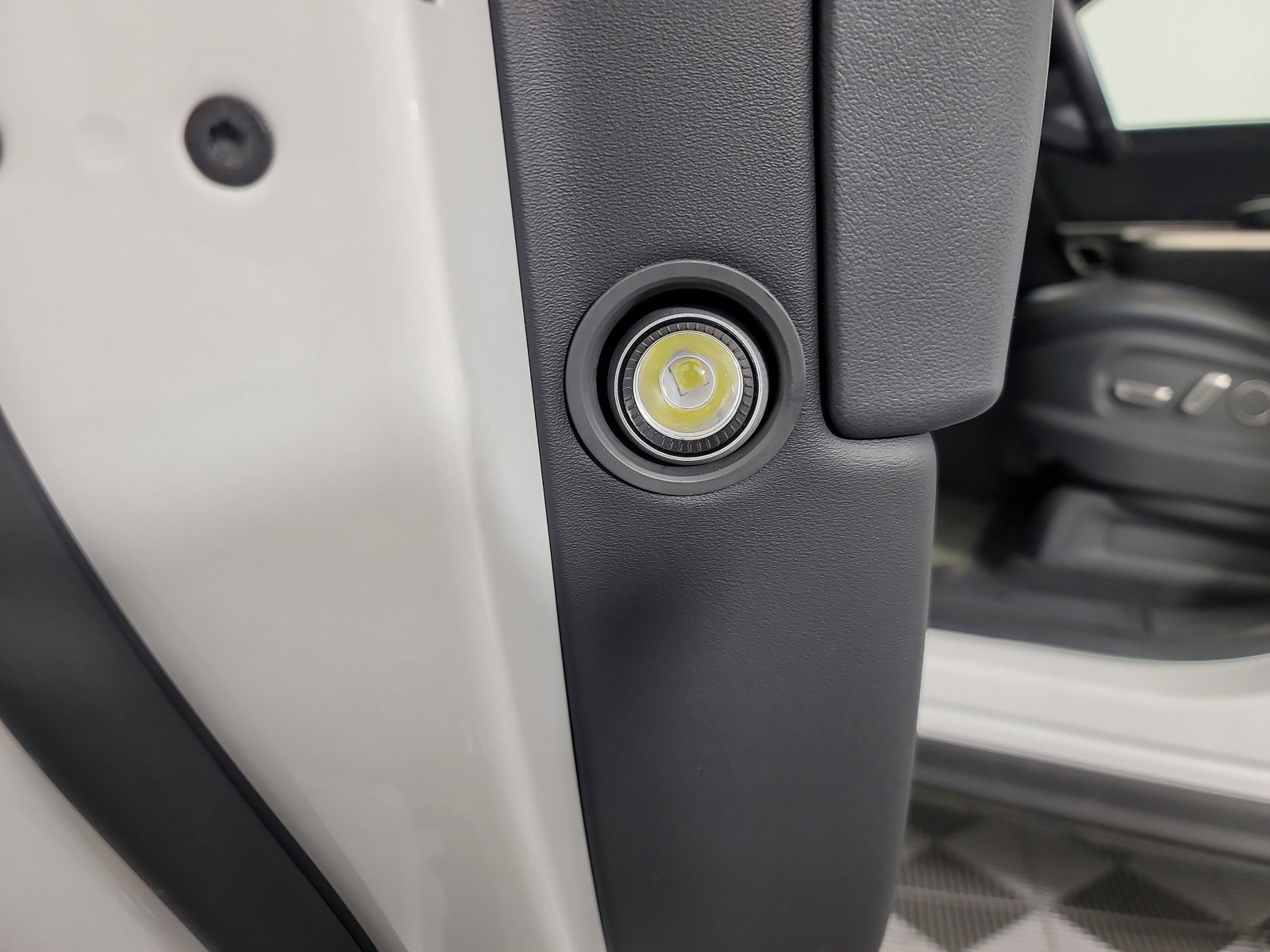 Used 2024 Rivian R1S Adventure AWD/4WD image 32