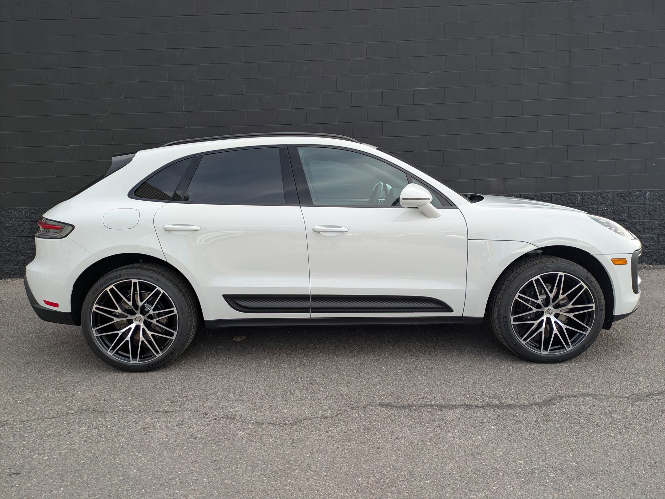 Certified 2025 Porsche Macan image 9
