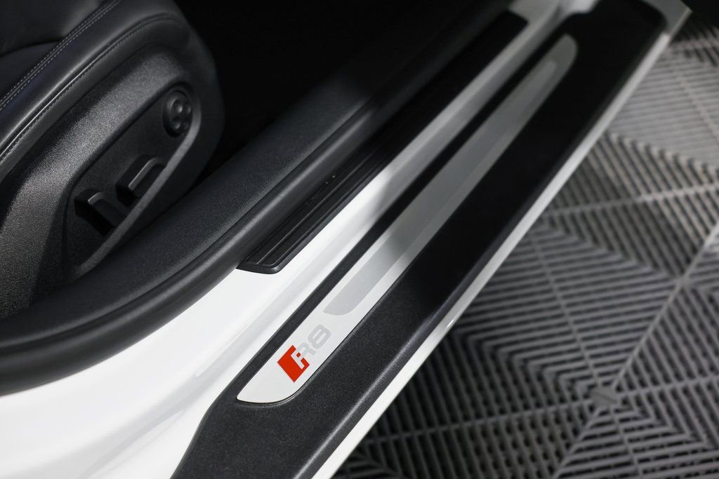 Used 2015 Audi R8 V8 w/ Extended Leather Package image 21