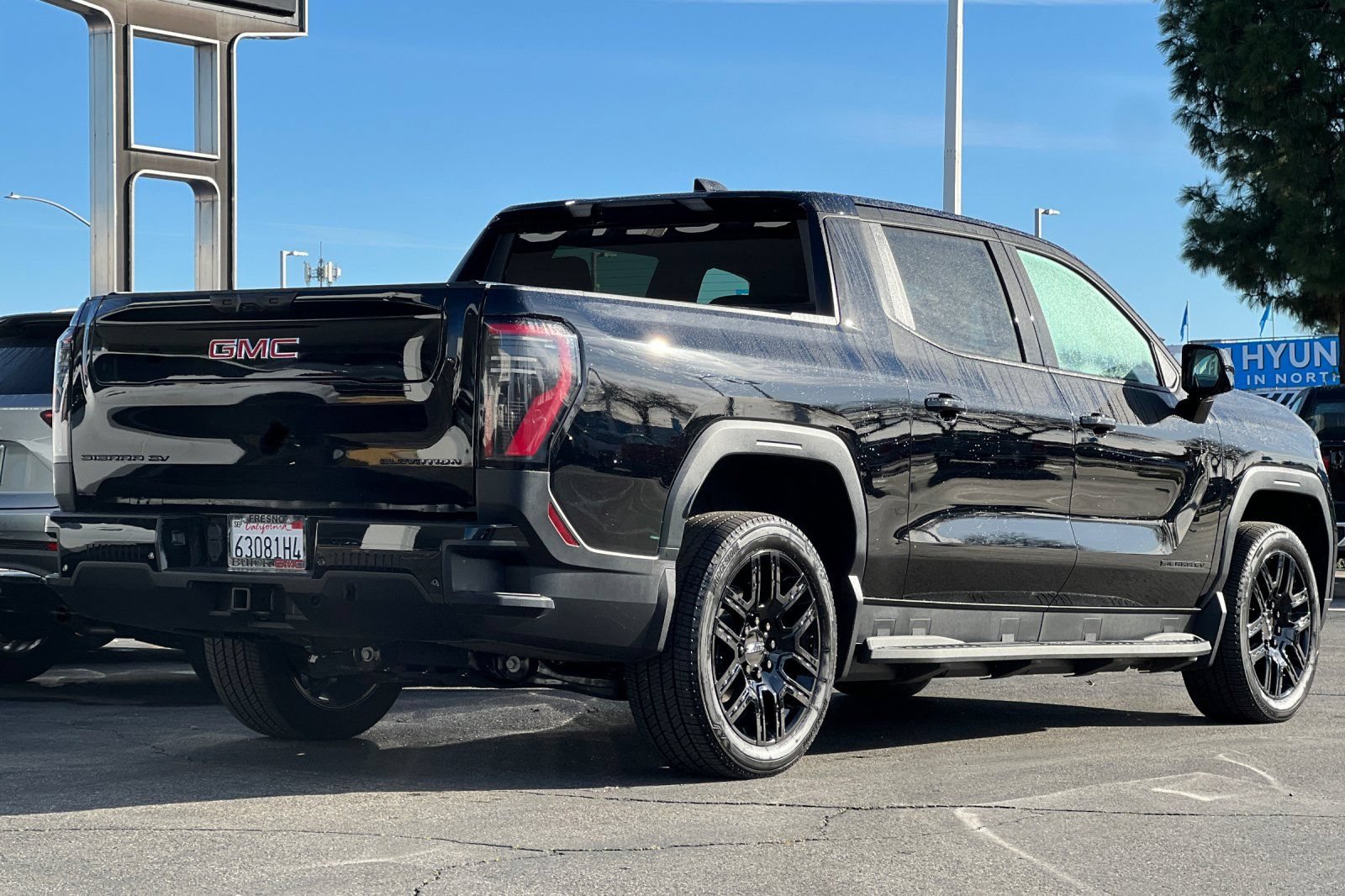 Used 2026 GMC Sierra EV Elevation w/ LPO, Elevation Dark Package AWD/4WD image 4