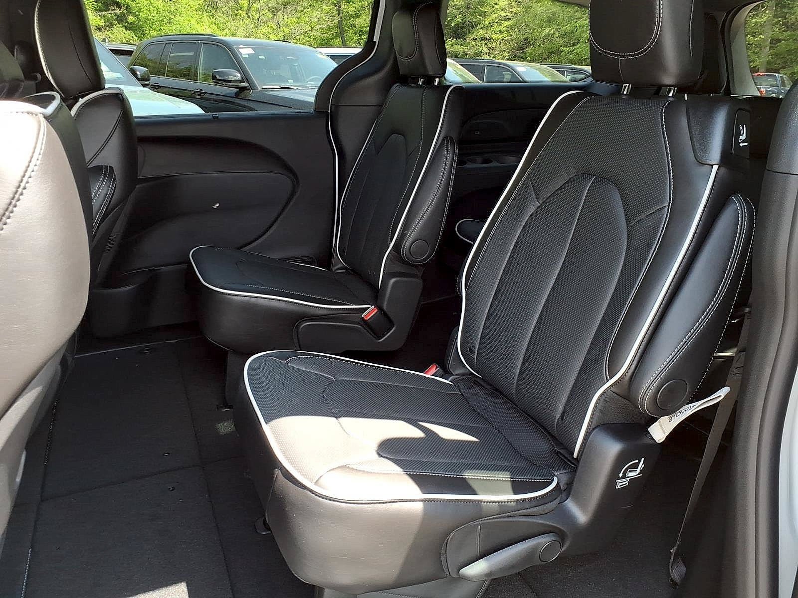 New 2027 Chrysler Pacifica Limited AWD/4WD image 6