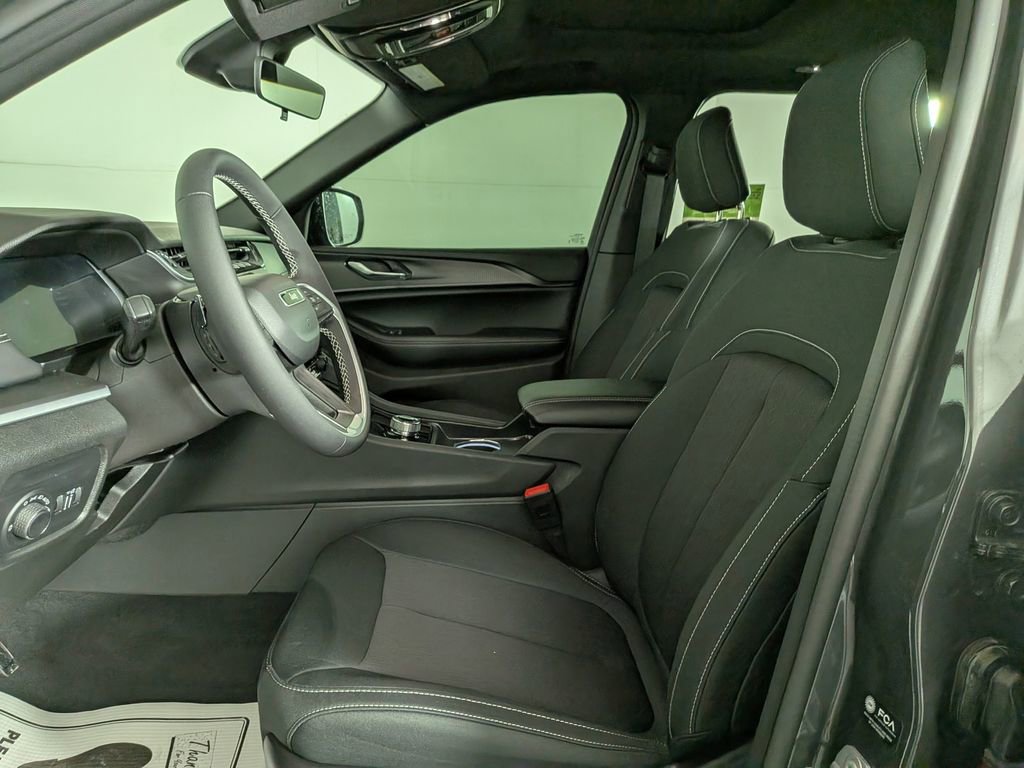 Certified 2025 Jeep Grand Cherokee Laredo X AWD/4WD image 17