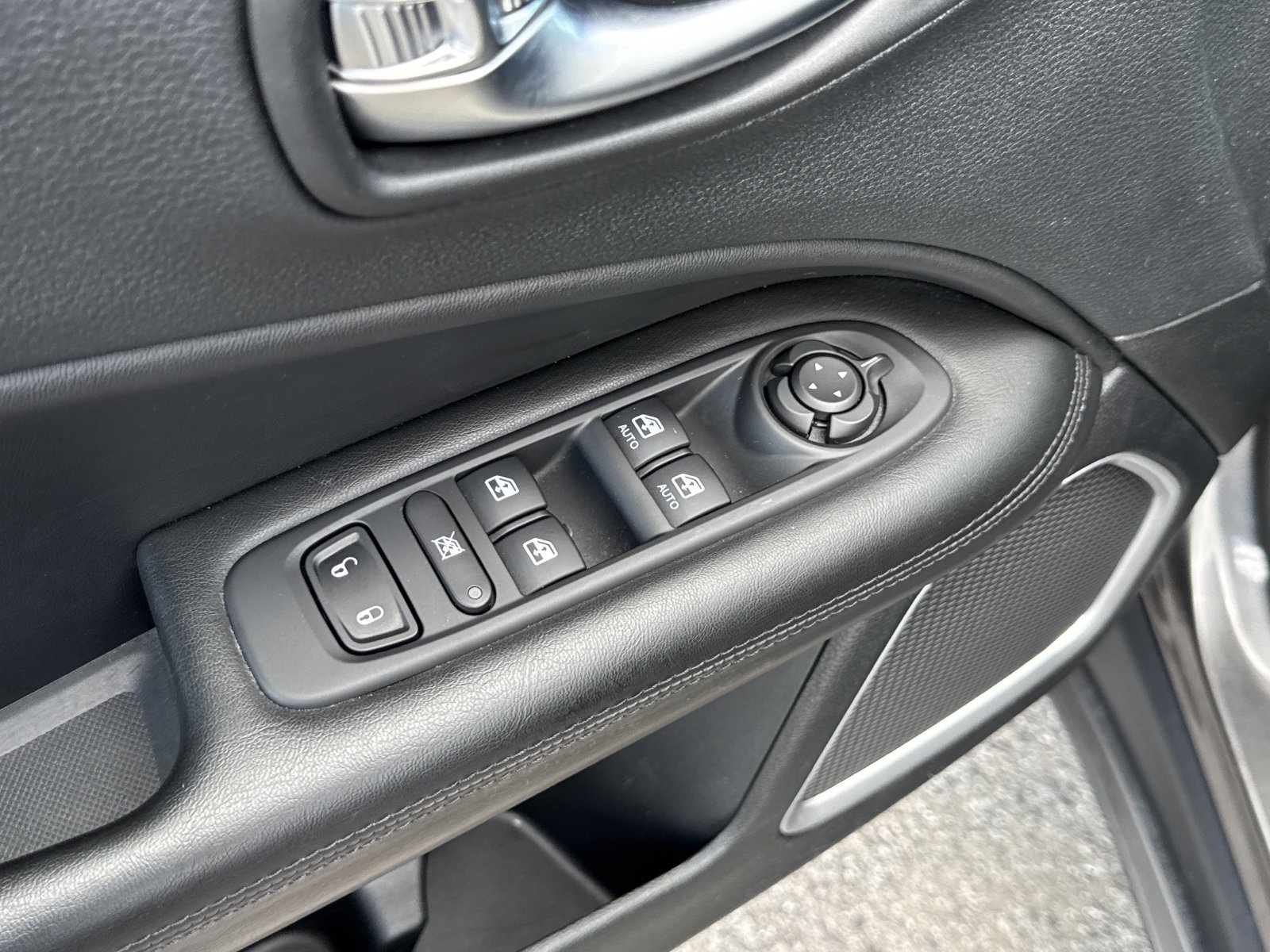 Used 2019 Jeep Compass Latitude FWD image 15
