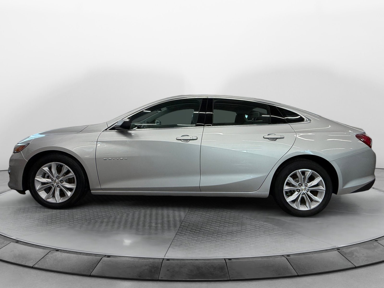 Used 2021 Chevrolet Malibu LT FWD image 3