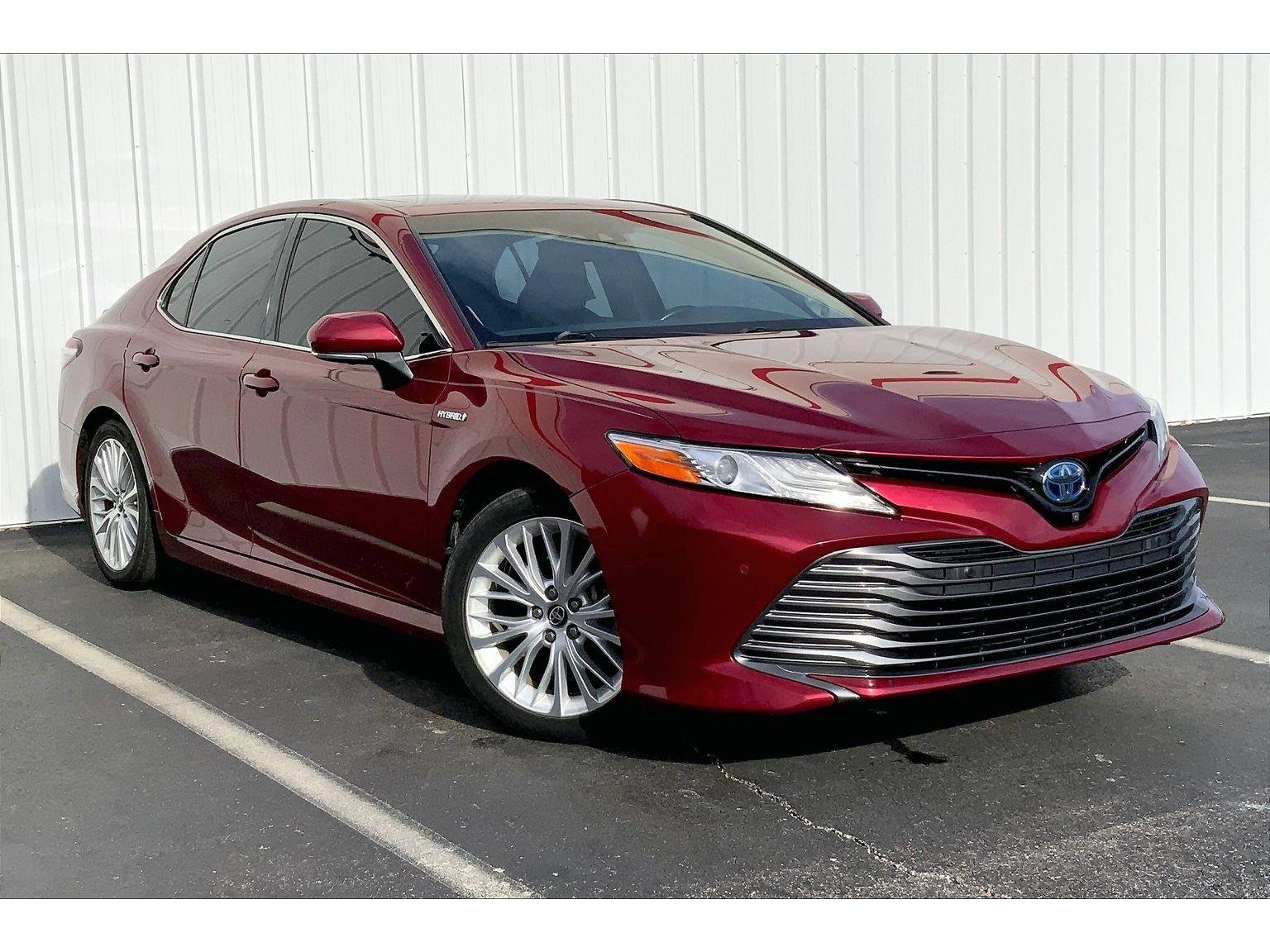 Used 2018 Toyota Camry XLE image 2