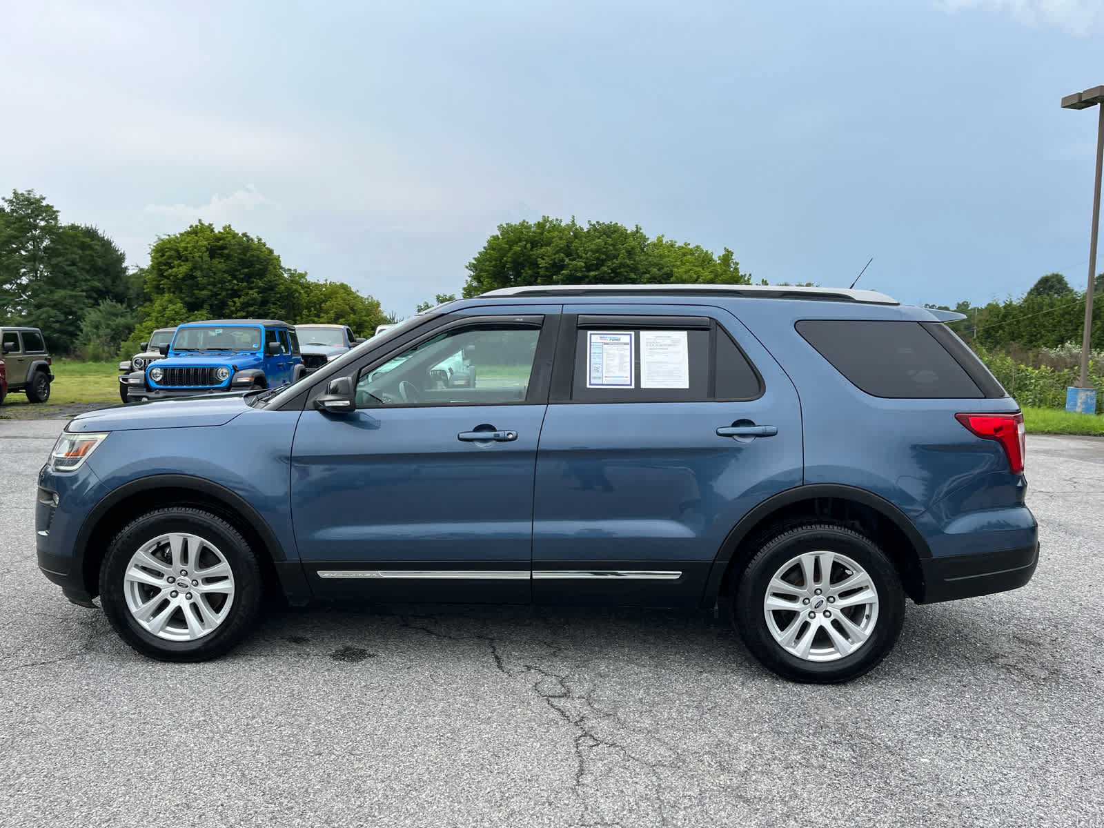 Used 2018 Ford Explorer XLT w/ Equipment Group 201A AWD/4WD image 6