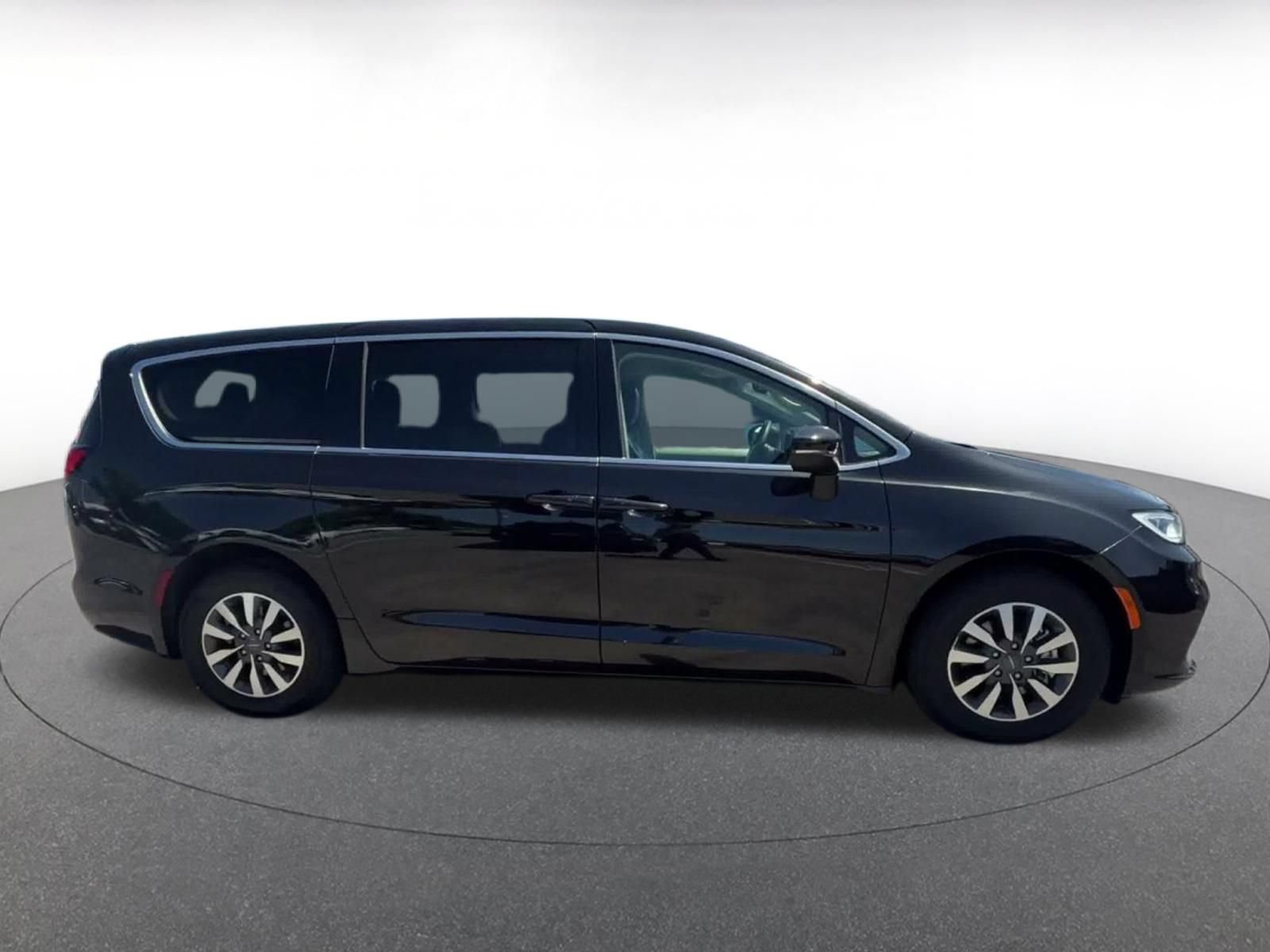 Used 2023 Chrysler Pacifica Touring-L FWD image 15