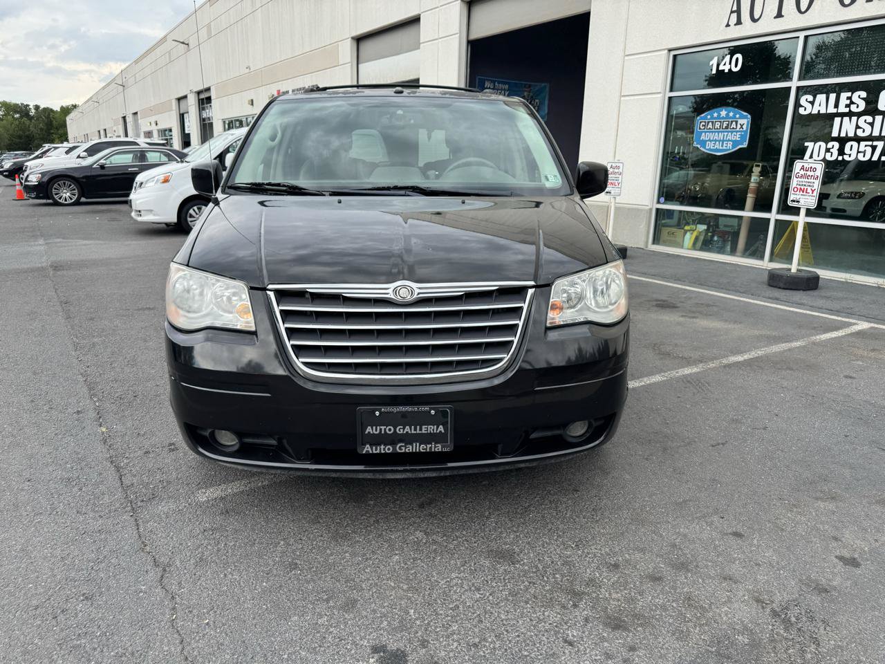 Used 2008 Chrysler Town & Country Touring FWD image 2