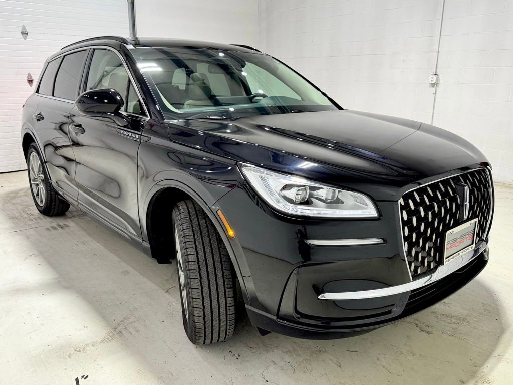 Used 2025 Lincoln Corsair Grand Touring image 3