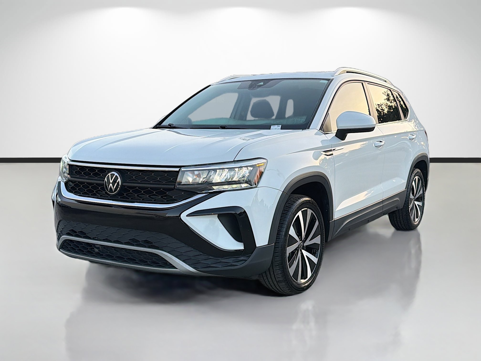 Used 2023 Volkswagen Taos SE w/ Panoramic Sunroof Package FWD image 7