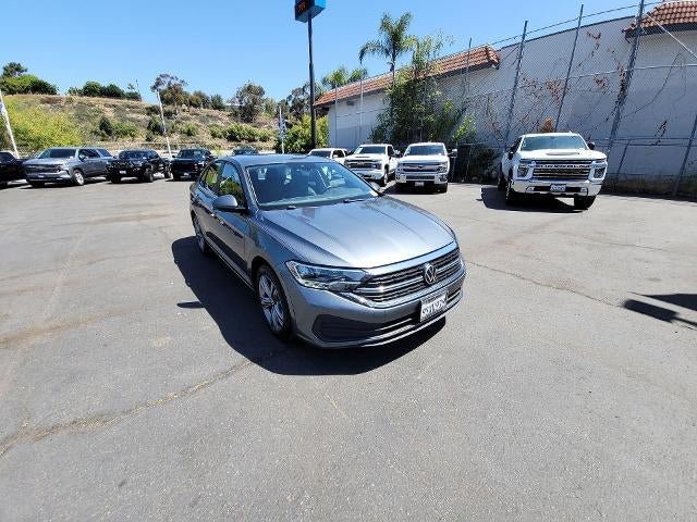 Used 2024 Volkswagen Jetta SE FWD image 2