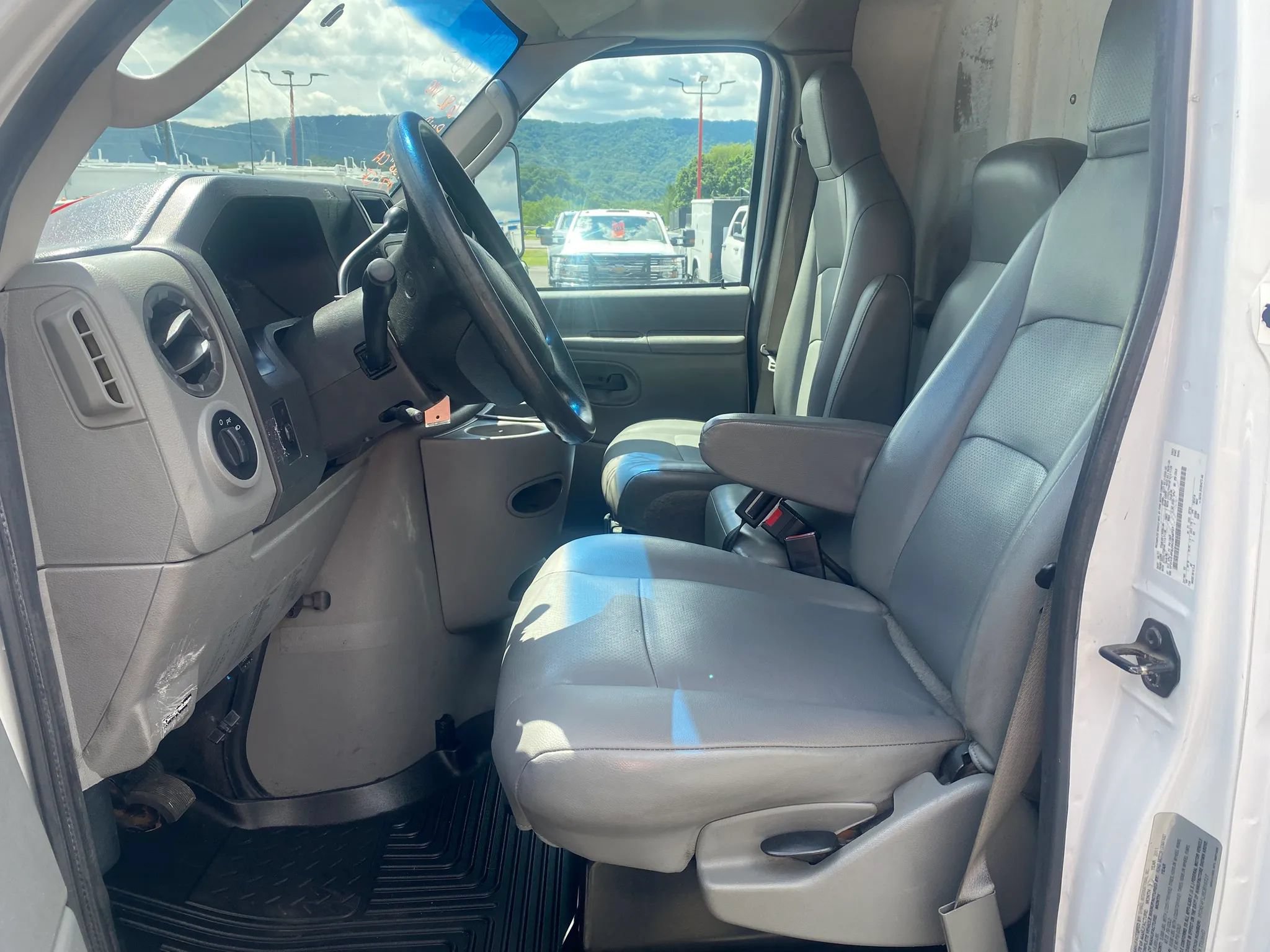 Used 2011 Ford E-450 and Econoline 450 Super Duty RWD image 7