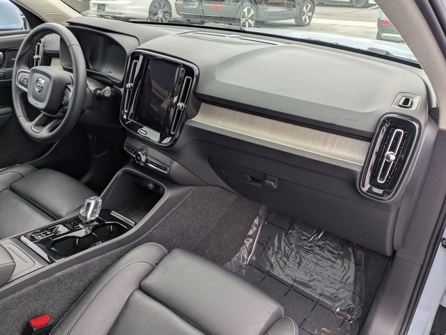 Certified 2025 Volvo XC40 B5 Plus w/ Climate Package AWD/4WD image 32