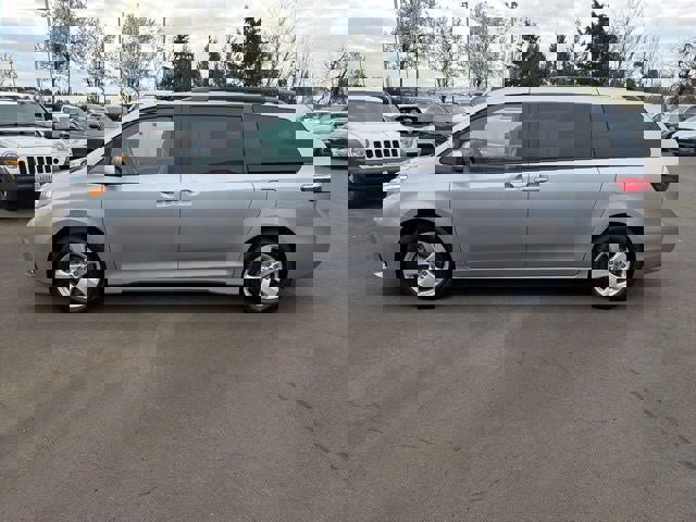 Used 2018 Toyota Sienna LE FWD image 2