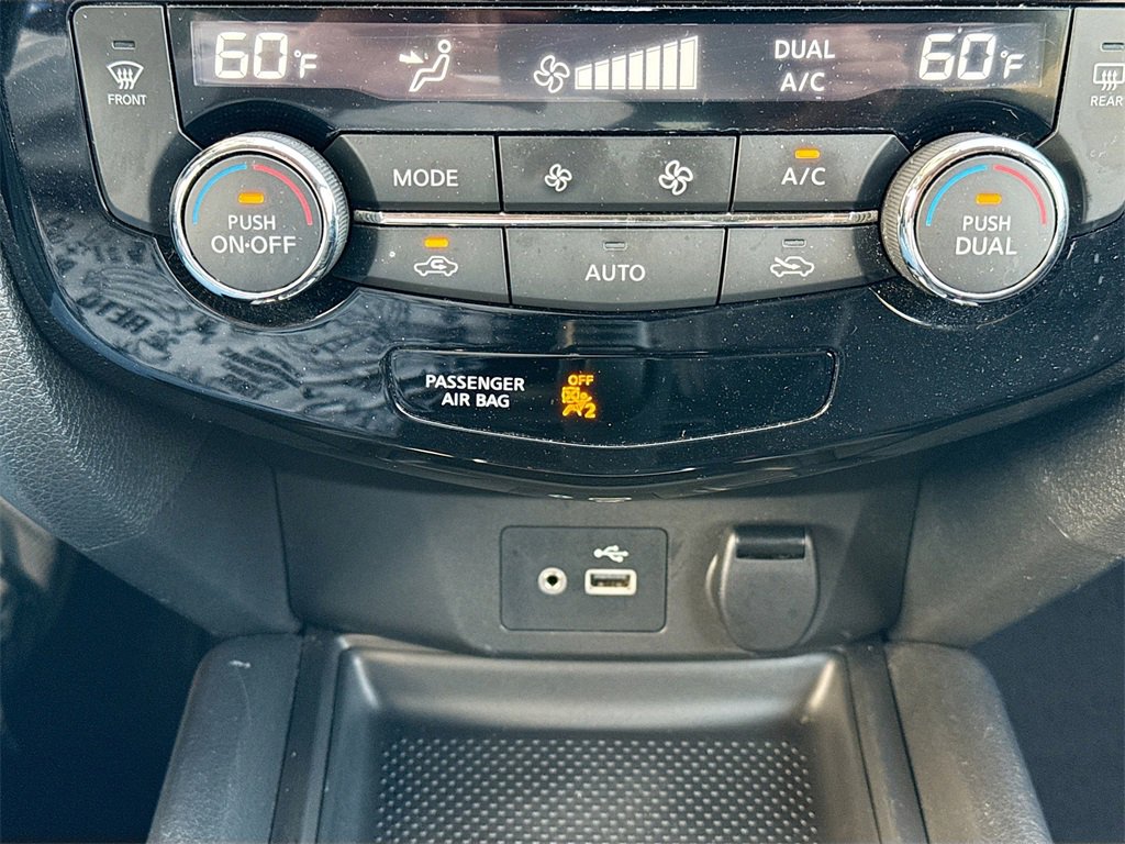 Used 2018 Nissan Rogue SV image 15