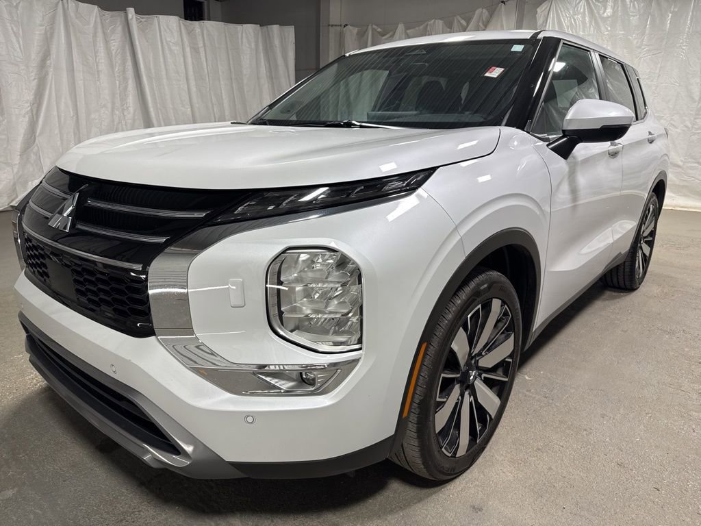 Used 2025 Mitsubishi Outlander SE video 3