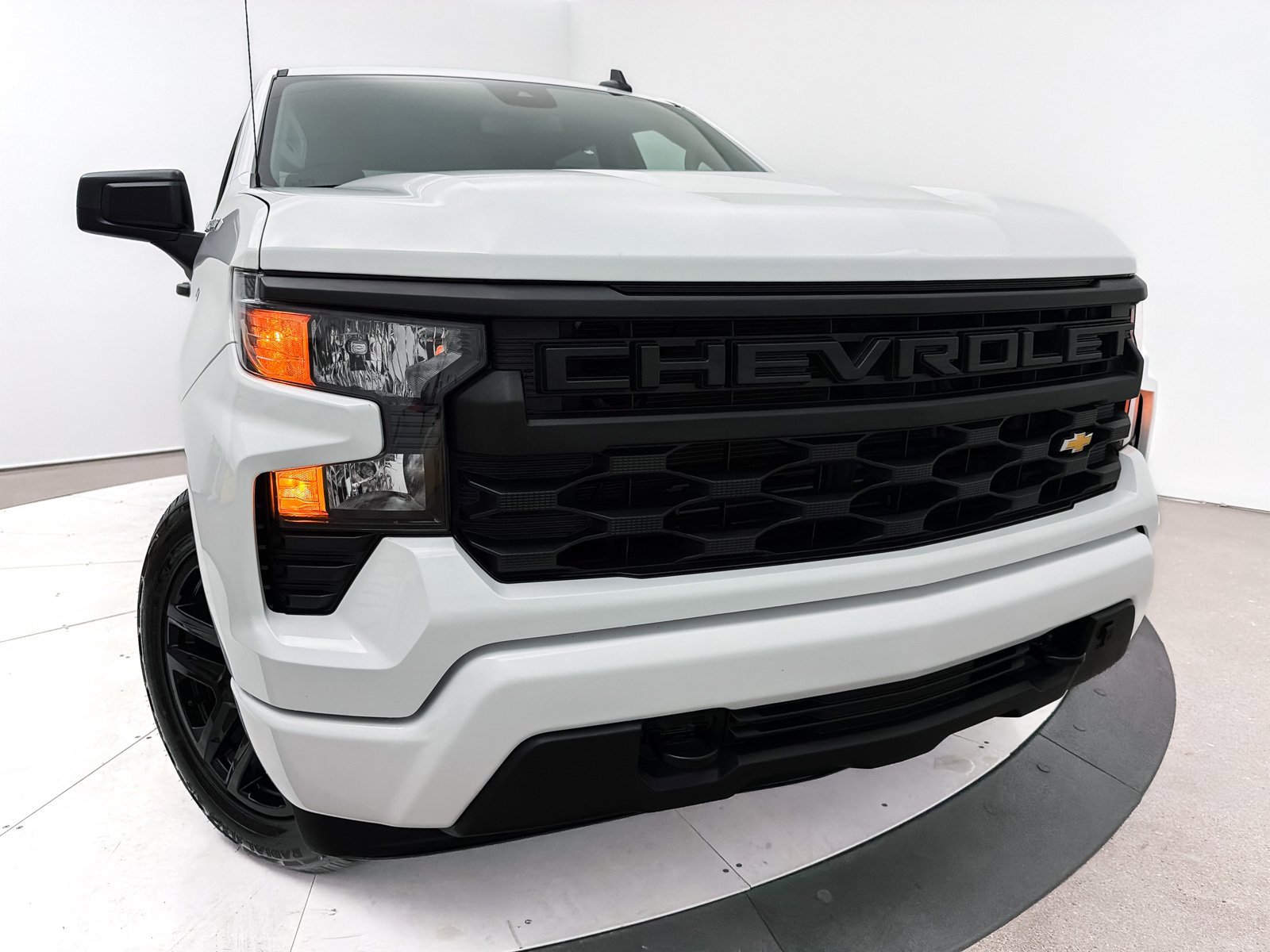 Used 2024 Chevrolet Silverado 1500 Custom image 2