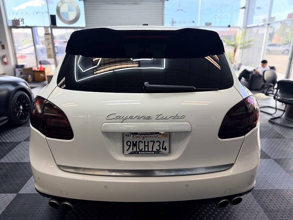 Used 2012 Porsche Cayenne Turbo AWD/4WD image 18