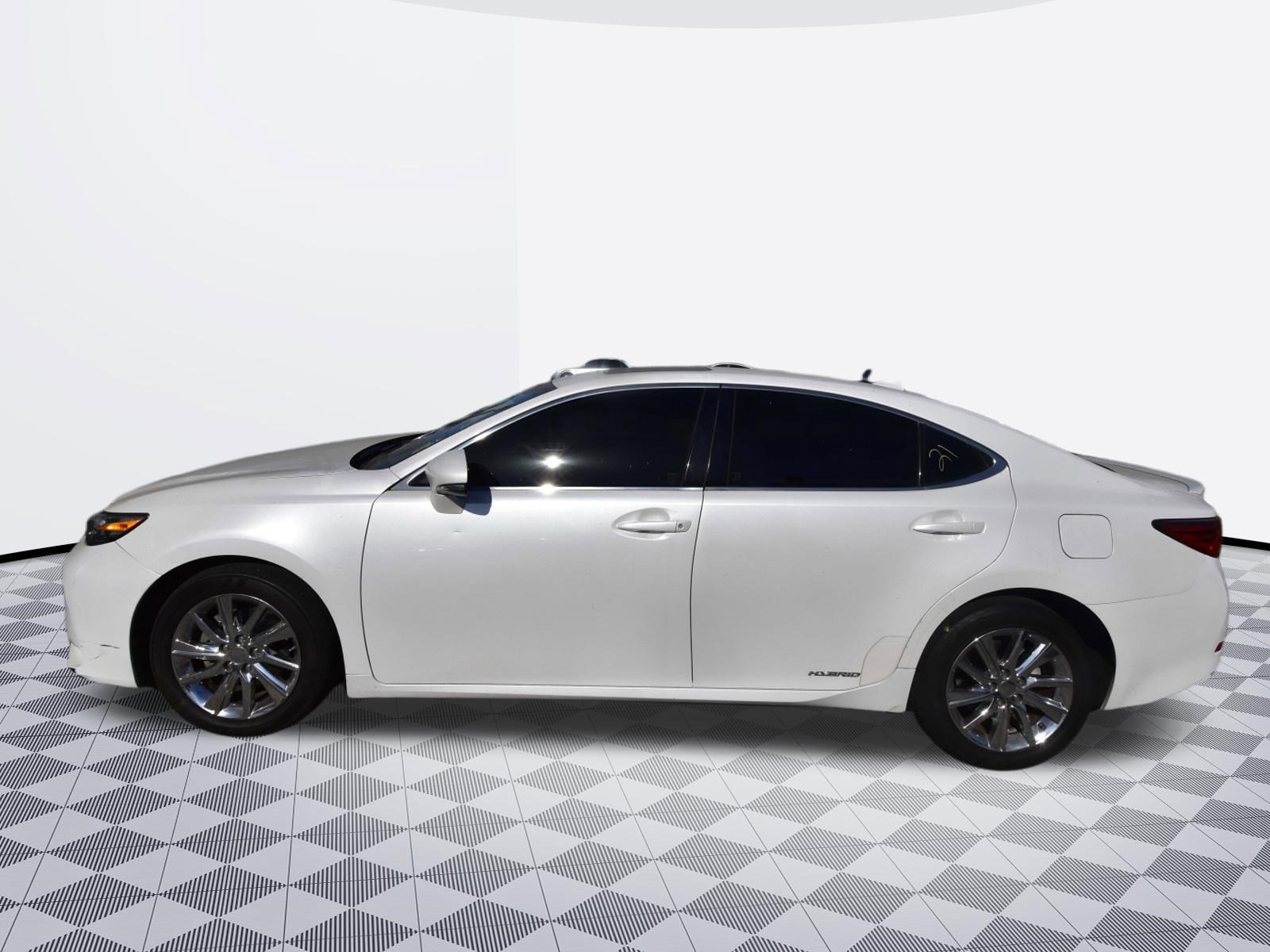 Used 2016 Lexus ES 300h w/ Navigation System Package FWD image 4