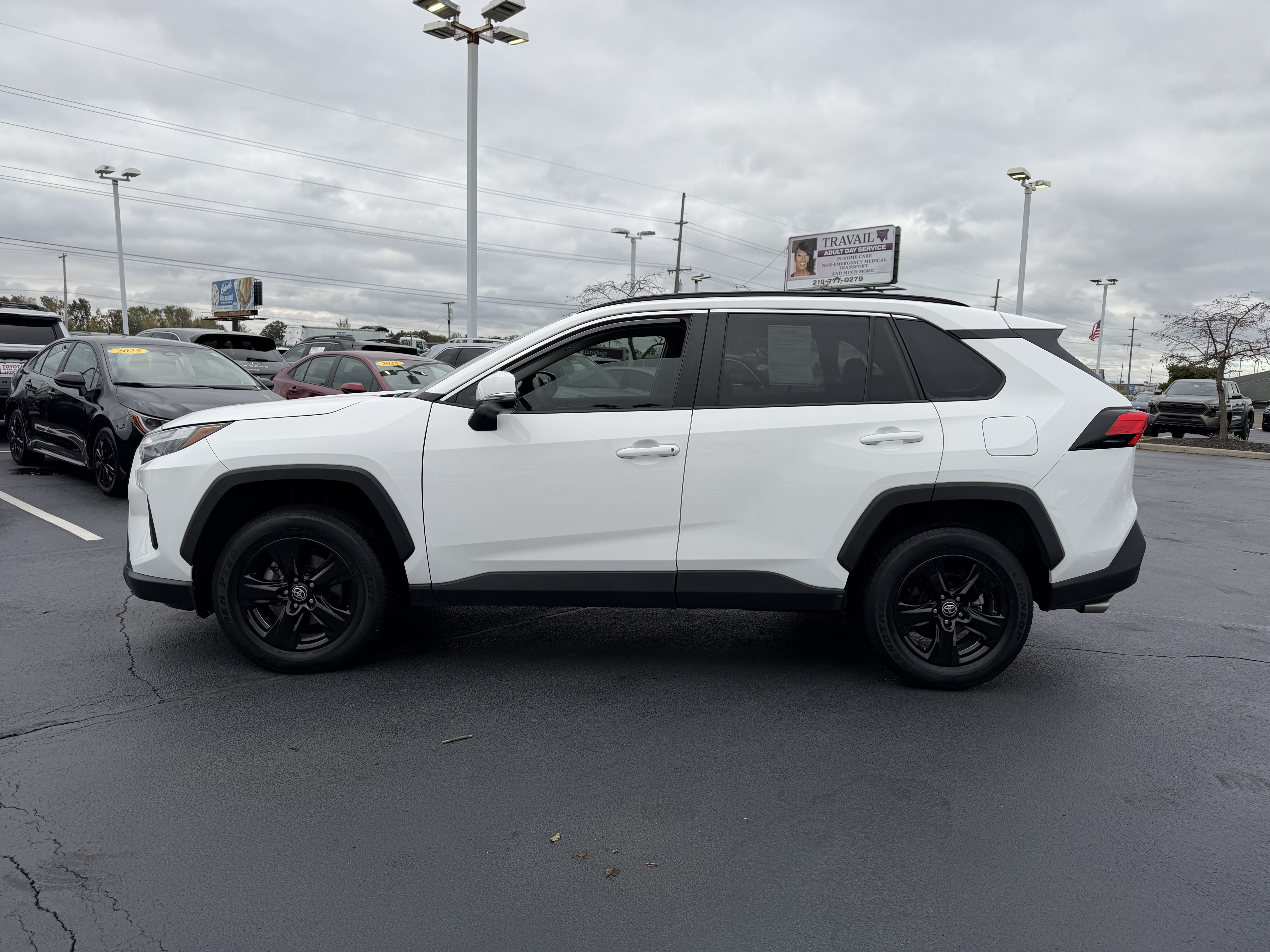Used 2022 Toyota RAV4 XLE w/ Convenience Package AWD/4WD image 4