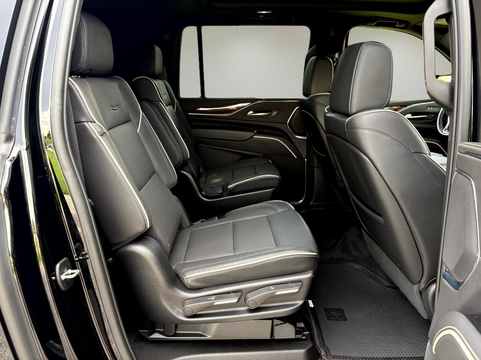 Certified 2023 Cadillac Escalade ESV Premium Luxury AWD/4WD image 17