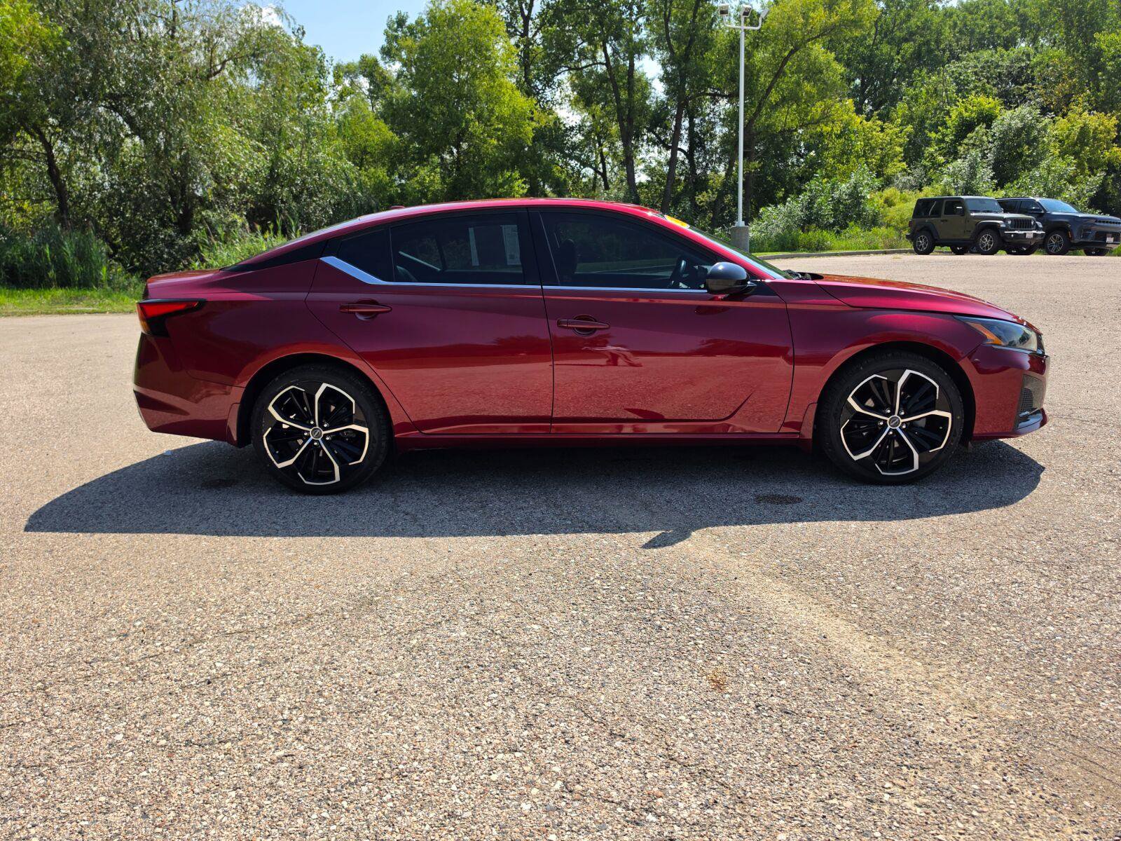 Used 2023 Nissan Altima 2.5 SR w/ SR Premium Package AWD/4WD image 7