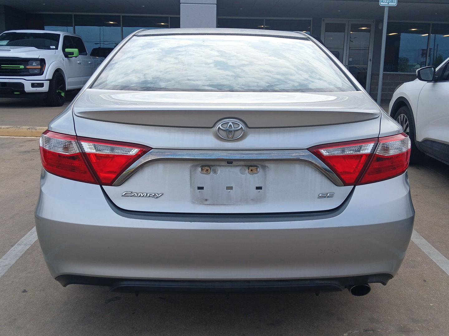 Used 2016 Toyota Camry SE image 5