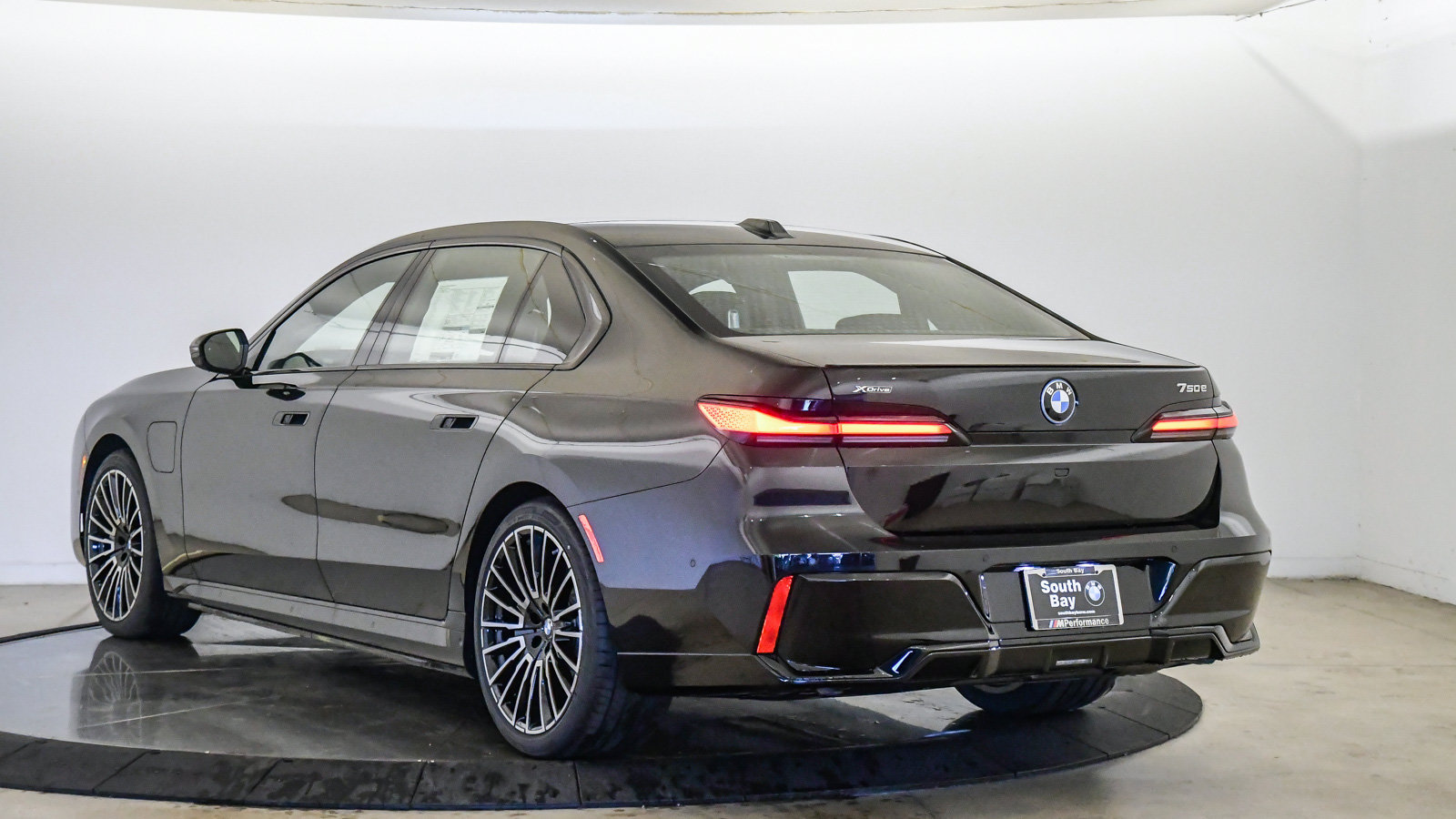 New 2026 BMW 750e xDrive w/ Executive Package AWD/4WD image 2