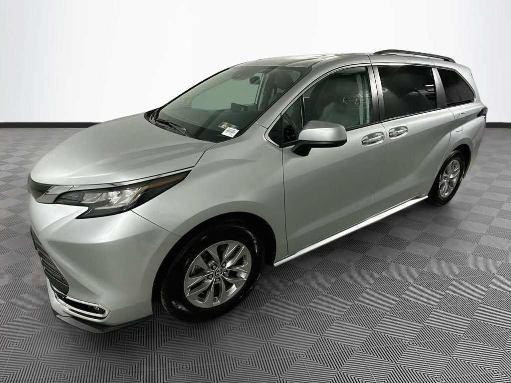 Certified 2022 Toyota Sienna XLE w/ XLE Plus Package AWD/4WD image 4